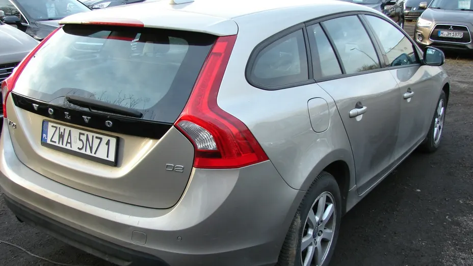 VOLVO V60 -