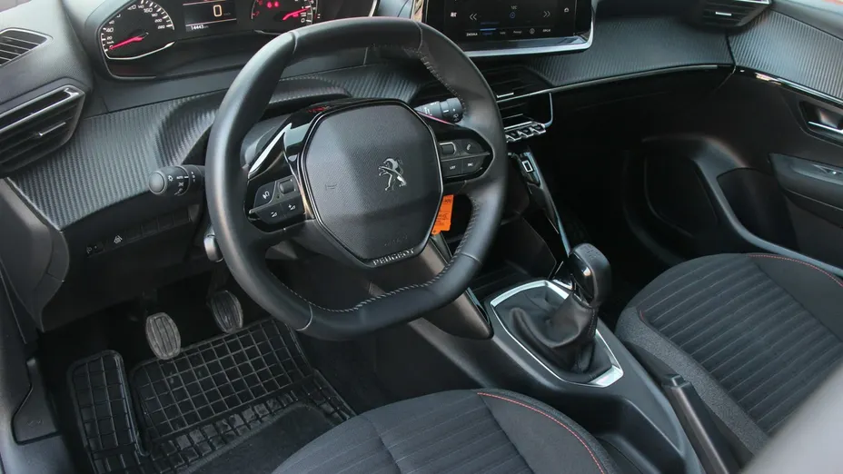 PEUGEOT 208 -
