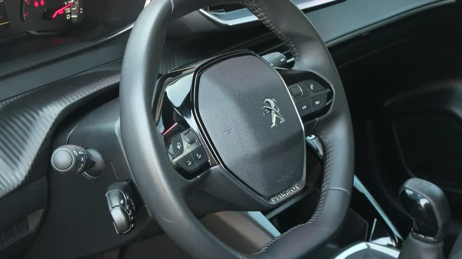PEUGEOT 208 -