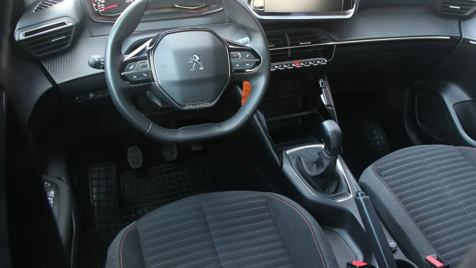 PEUGEOT 208 -
