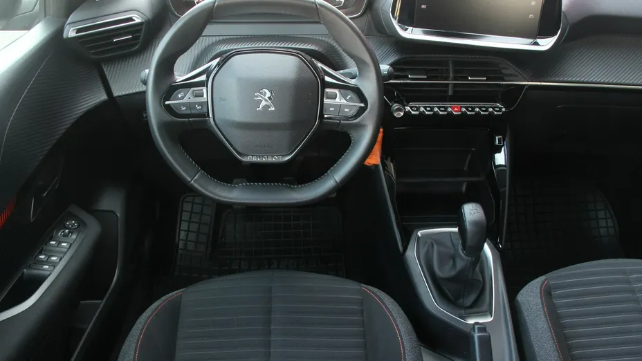 PEUGEOT 208 -