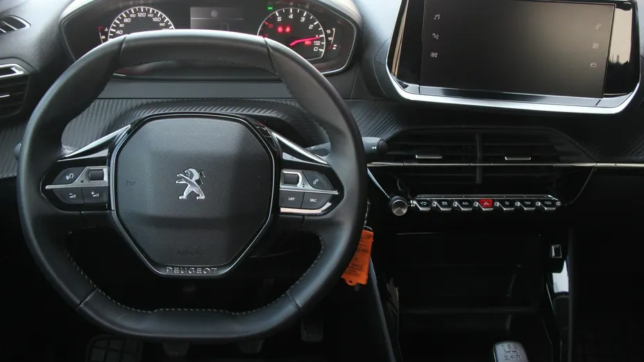 PEUGEOT 208 -