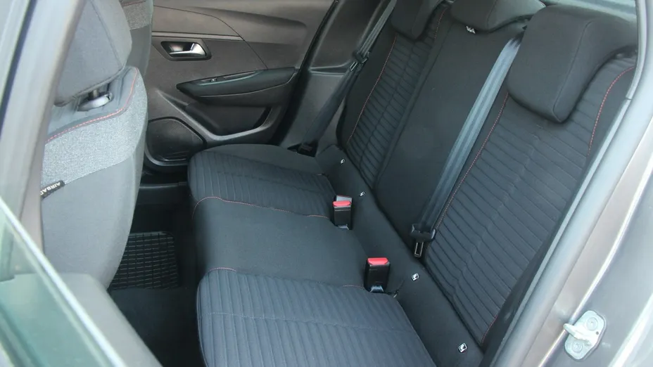PEUGEOT 208 -