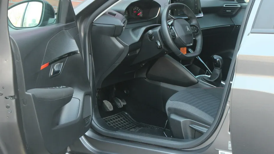 PEUGEOT 208 -