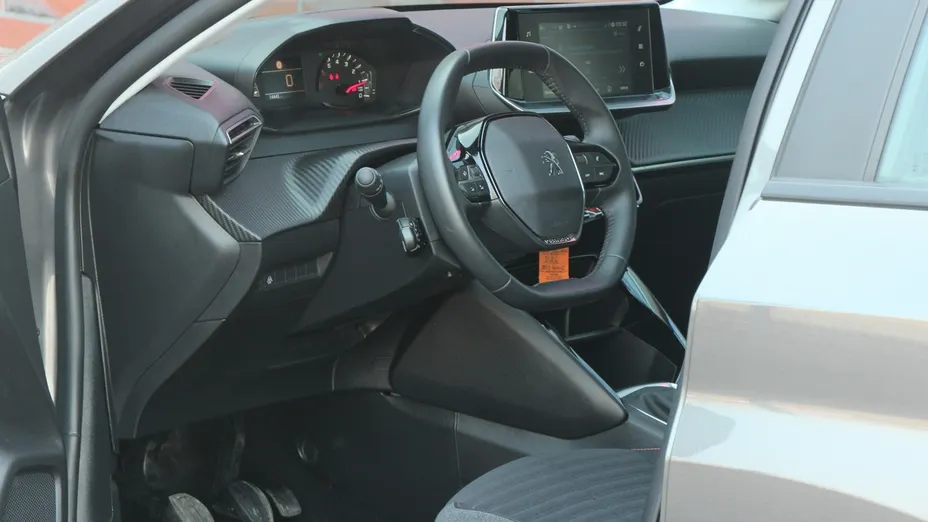 PEUGEOT 208 -
