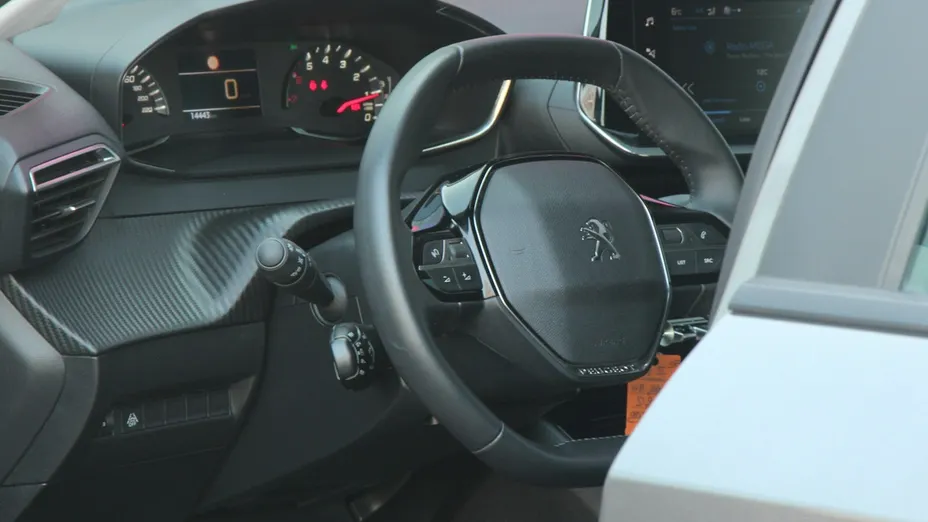 PEUGEOT 208 -
