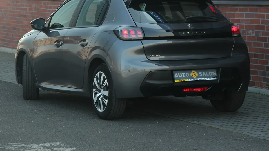 PEUGEOT 208 -