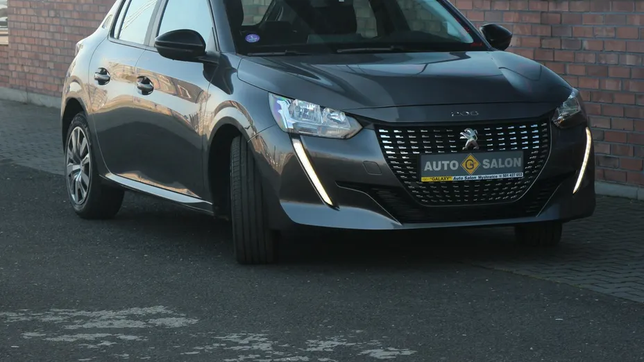 PEUGEOT 208 -