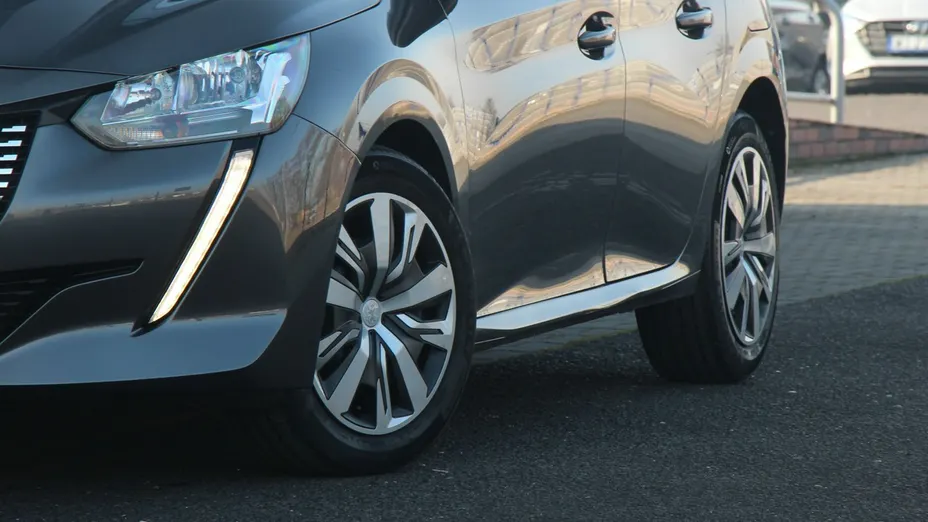 PEUGEOT 208 -