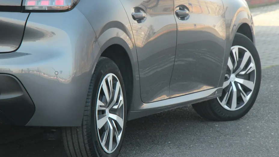 PEUGEOT 208 -