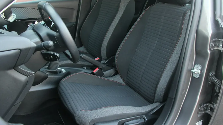 PEUGEOT 208 -