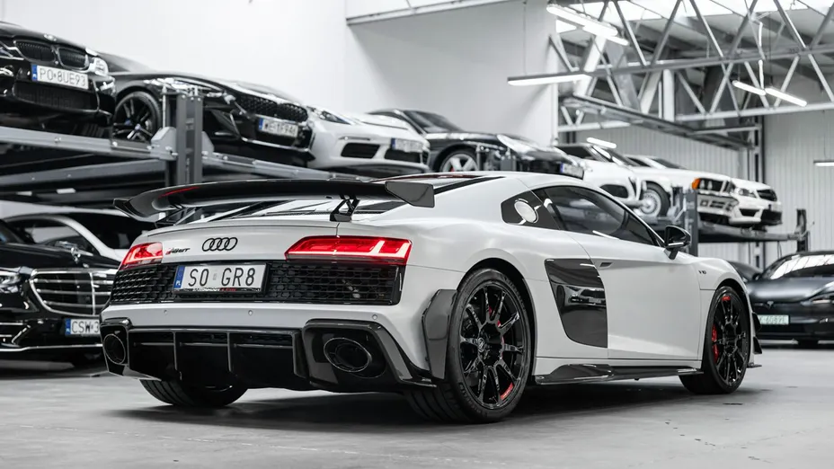 AUDI R8 -