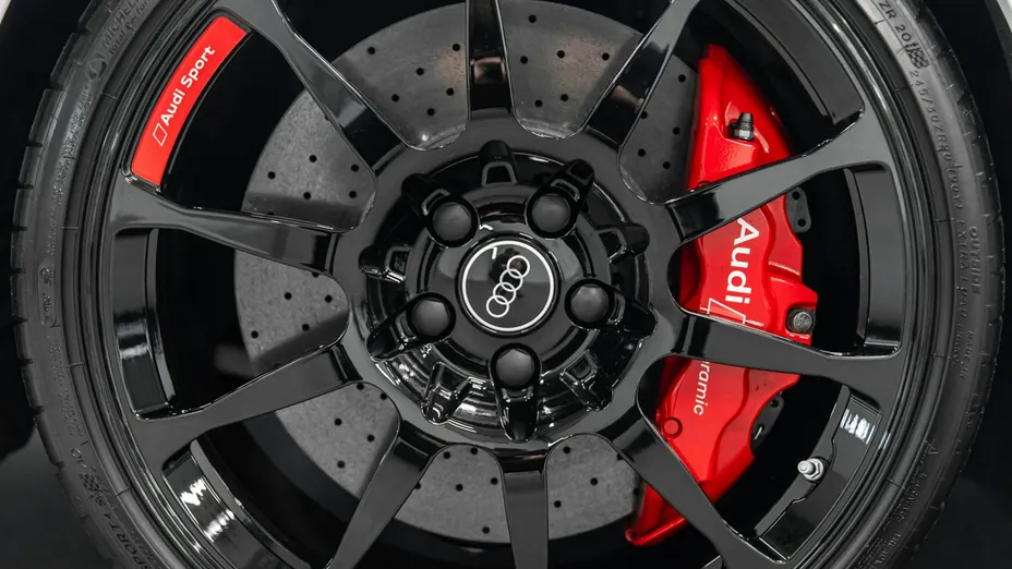 AUDI R8 -