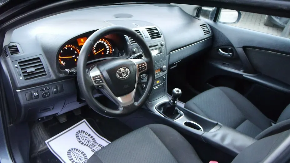TOYOTA Avensis -