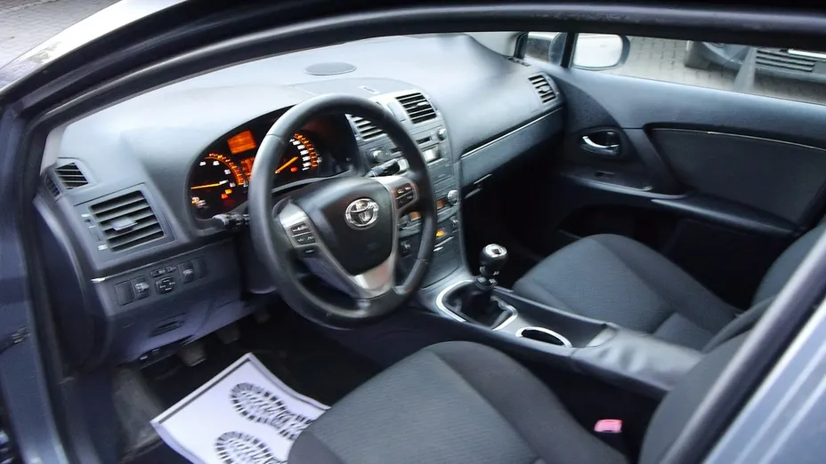 TOYOTA Avensis -