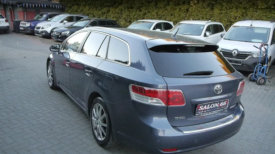 TOYOTA Avensis -