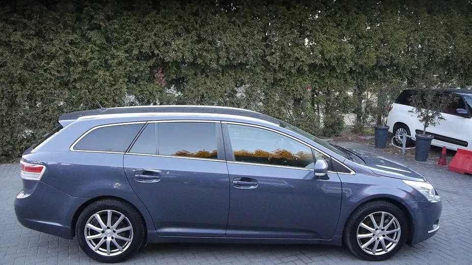 TOYOTA Avensis -