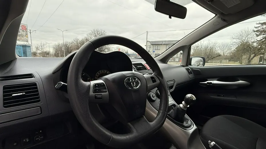 TOYOTA Auris -