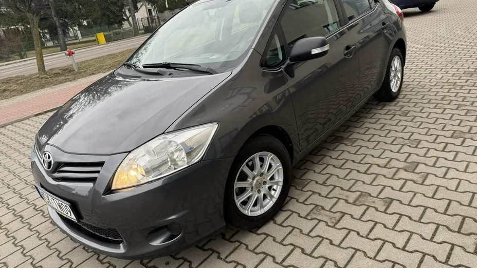 TOYOTA Auris -