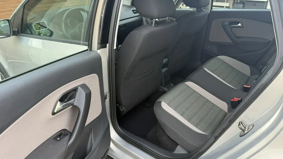 VOLKSWAGEN Polo -