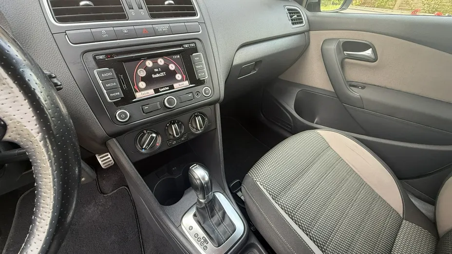 VOLKSWAGEN Polo -