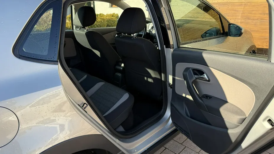 VOLKSWAGEN Polo -