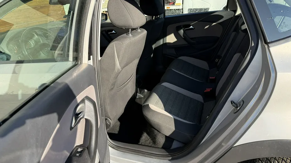 VOLKSWAGEN Polo -