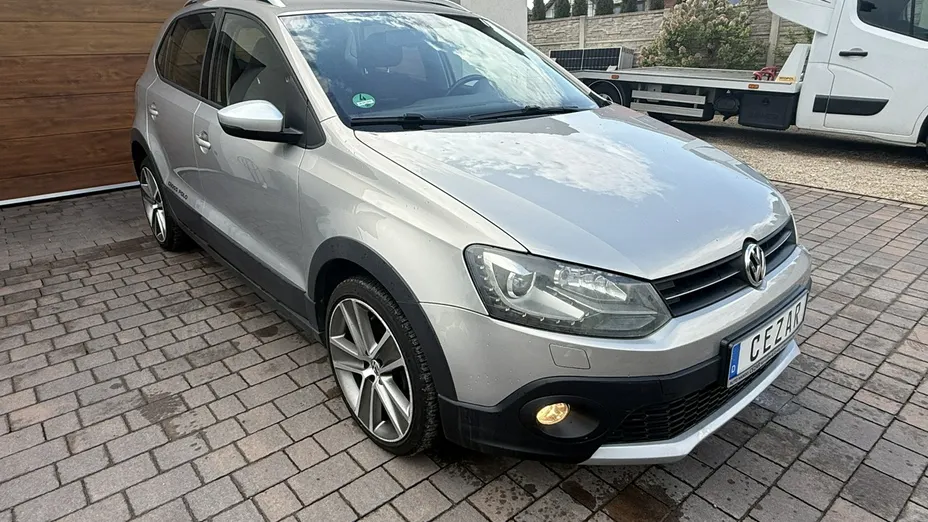 VOLKSWAGEN Polo -