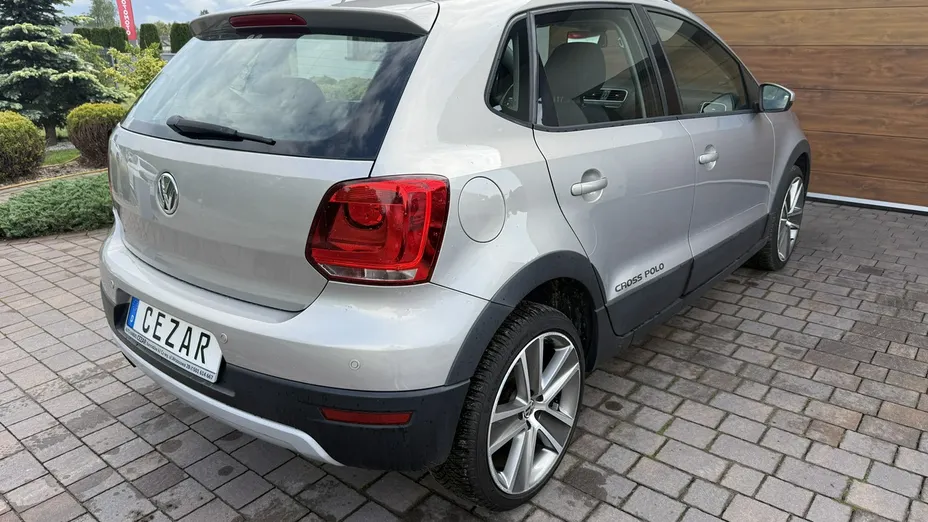 VOLKSWAGEN Polo -