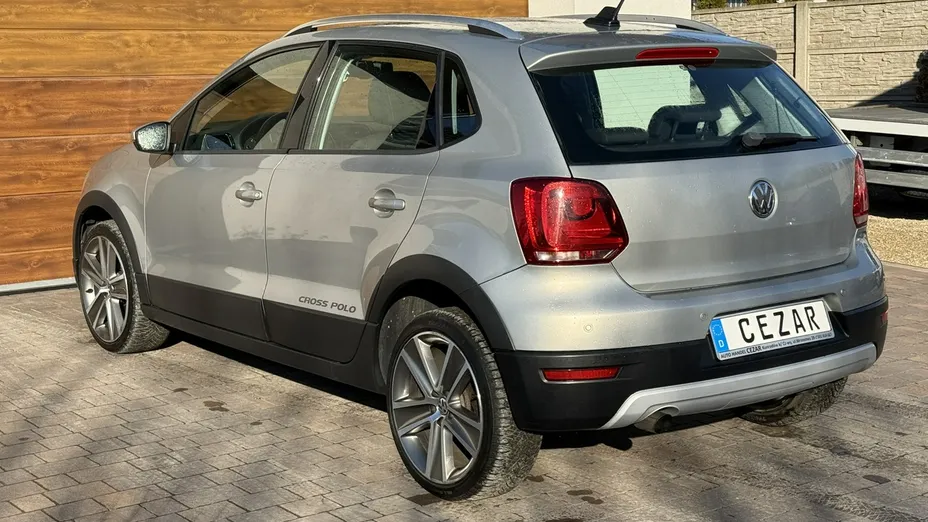 VOLKSWAGEN Polo -