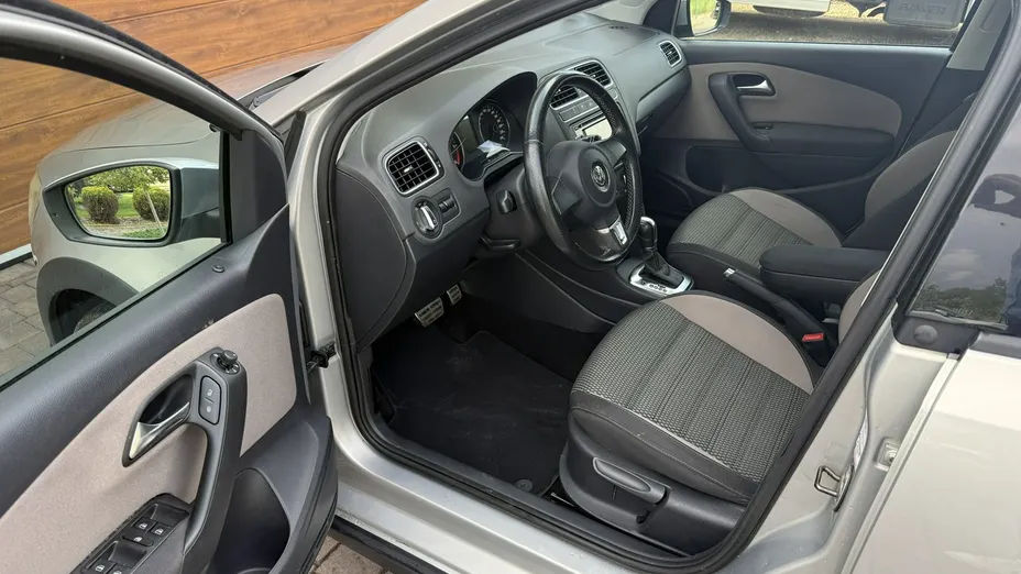 VOLKSWAGEN Polo -