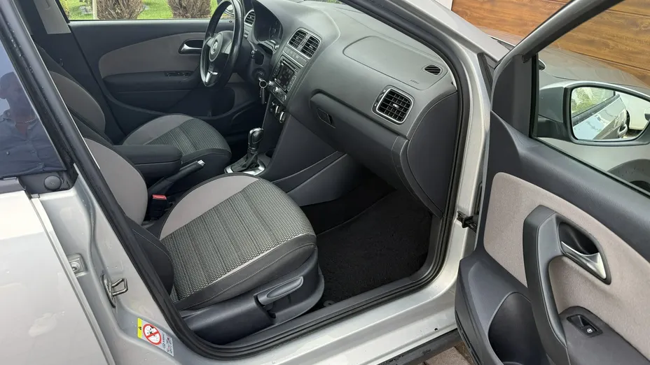 VOLKSWAGEN Polo -