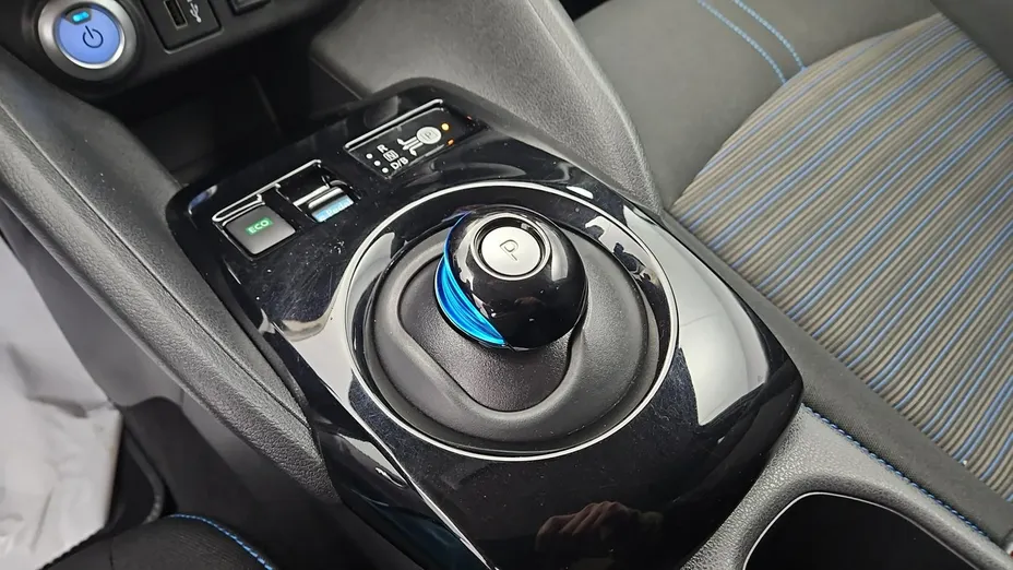 NISSAN Leaf -