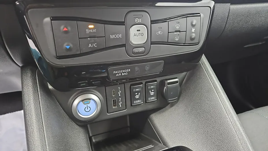 NISSAN Leaf -