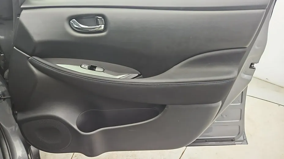 NISSAN Leaf -