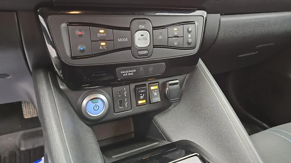 NISSAN Leaf -