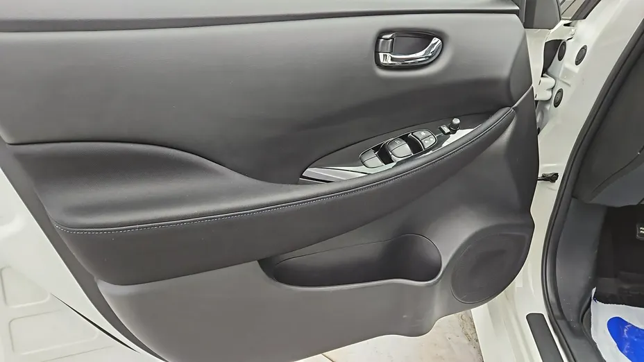 NISSAN Leaf -
