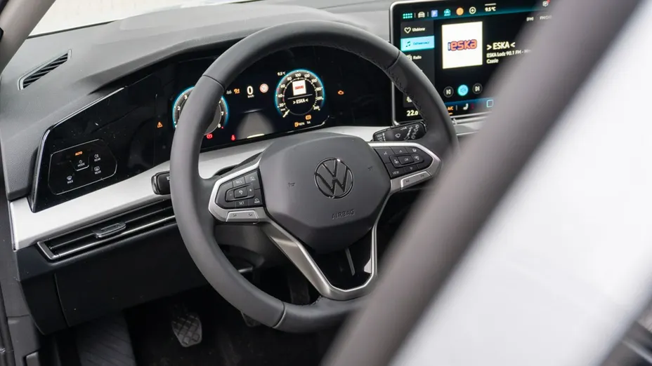 VOLKSWAGEN Golf -