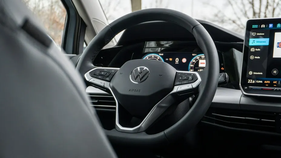VOLKSWAGEN Golf -