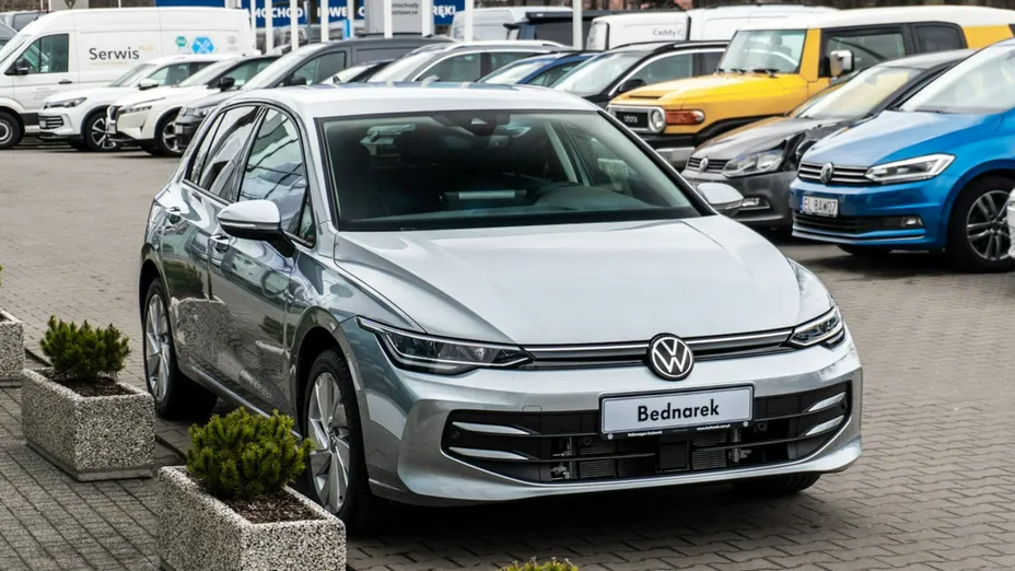 VOLKSWAGEN Golf -