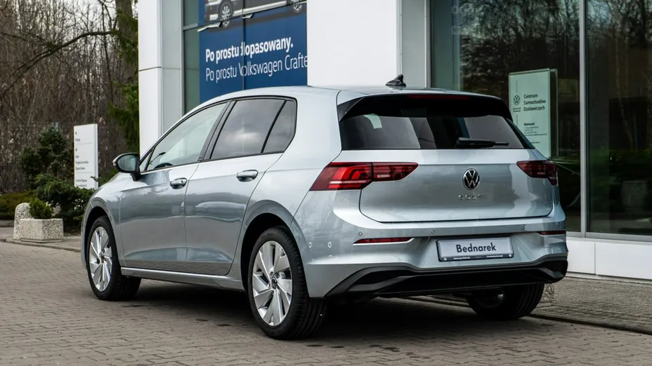 VOLKSWAGEN Golf -