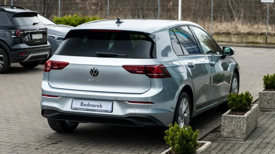 VOLKSWAGEN Golf -