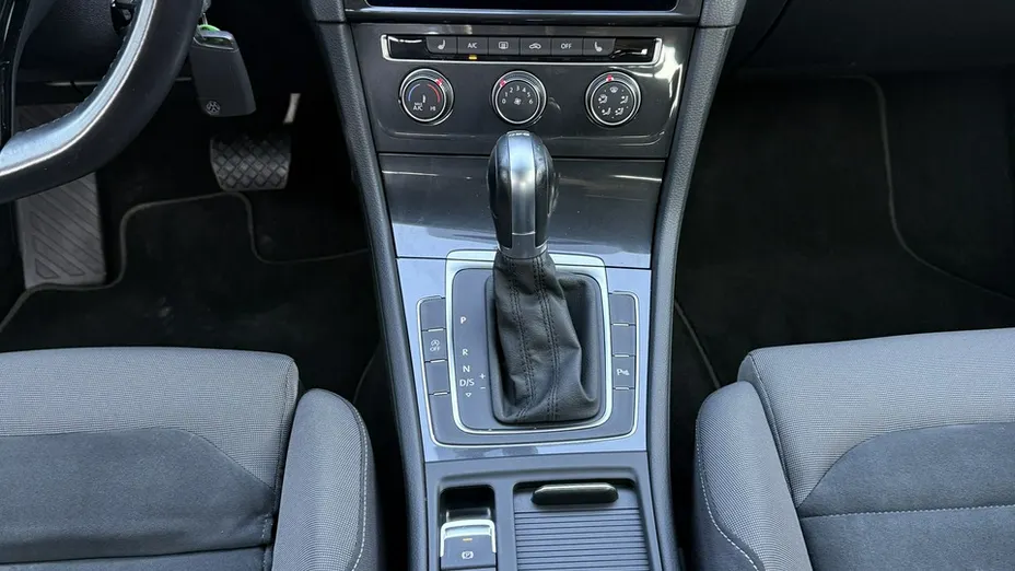 VOLKSWAGEN Golf -
