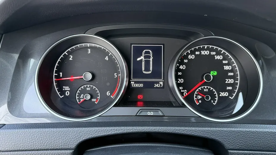 VOLKSWAGEN Golf -