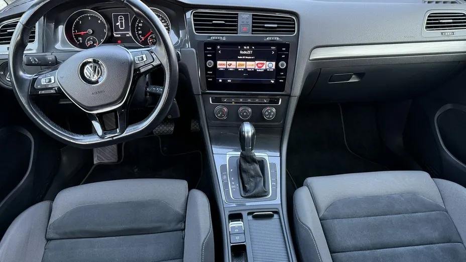 VOLKSWAGEN Golf -