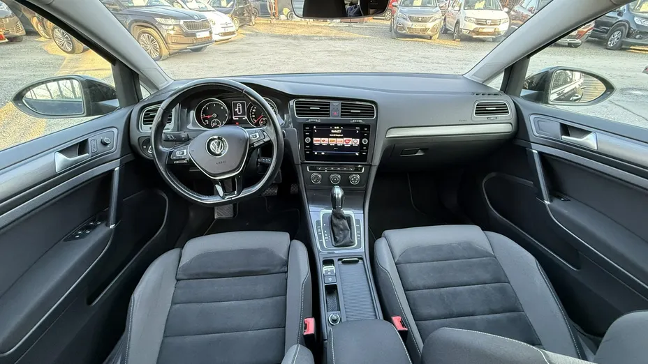 VOLKSWAGEN Golf -
