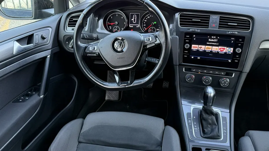 VOLKSWAGEN Golf -