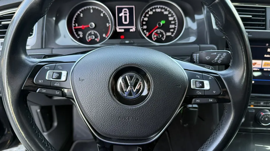 VOLKSWAGEN Golf -