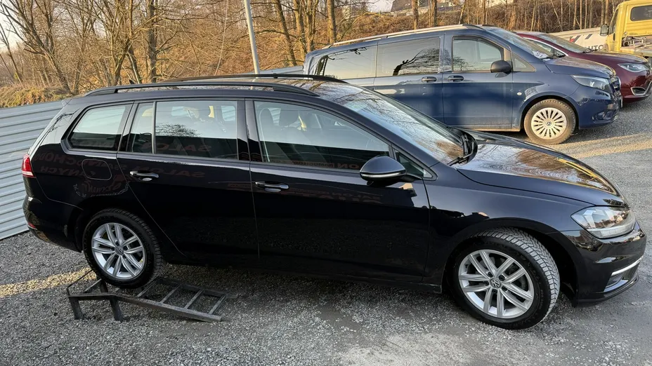 VOLKSWAGEN Golf -