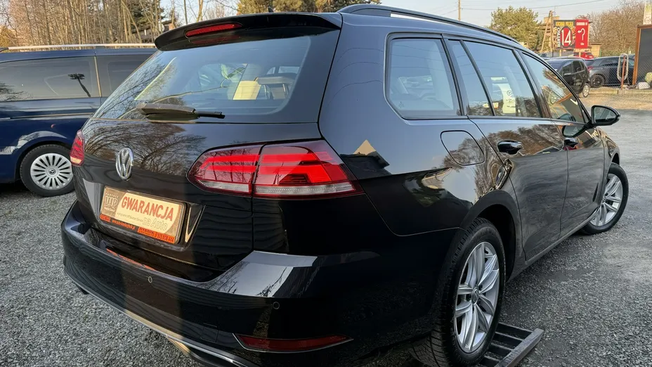 VOLKSWAGEN Golf -
